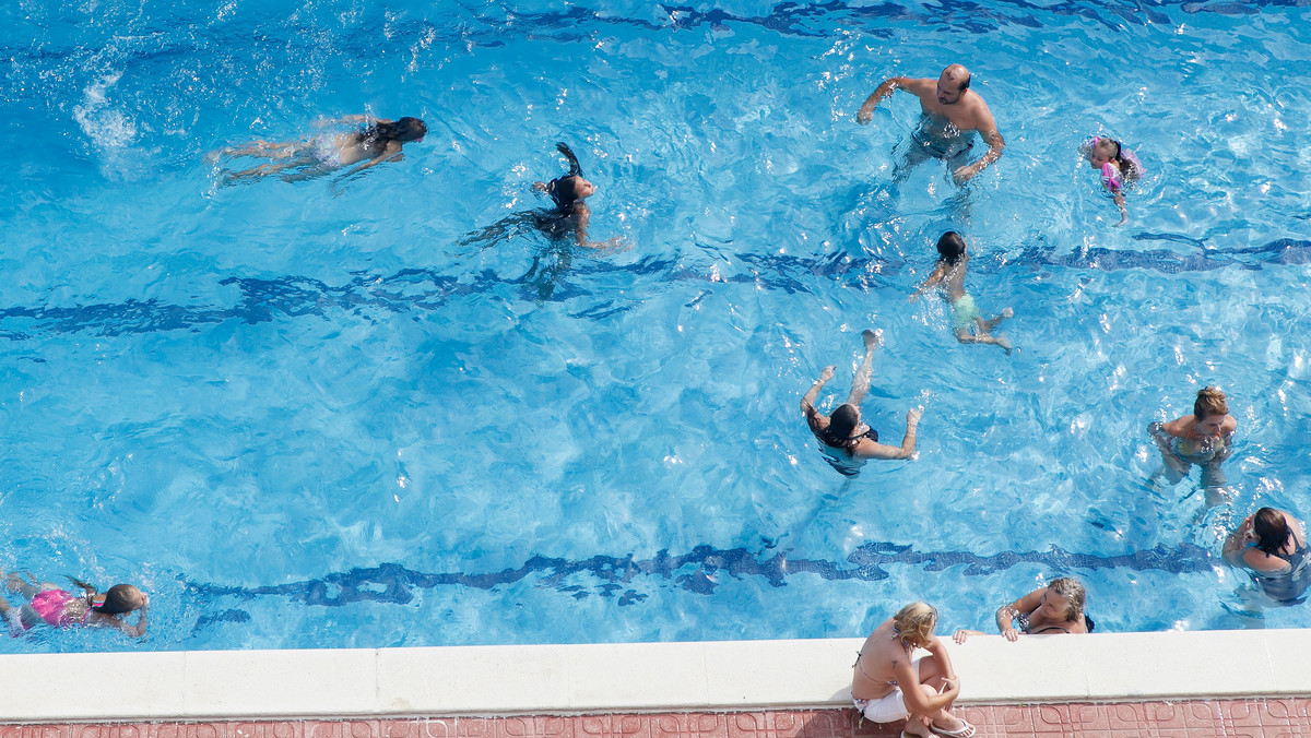 Na basenach topless i w burkini. Władze Katalonii przypominają