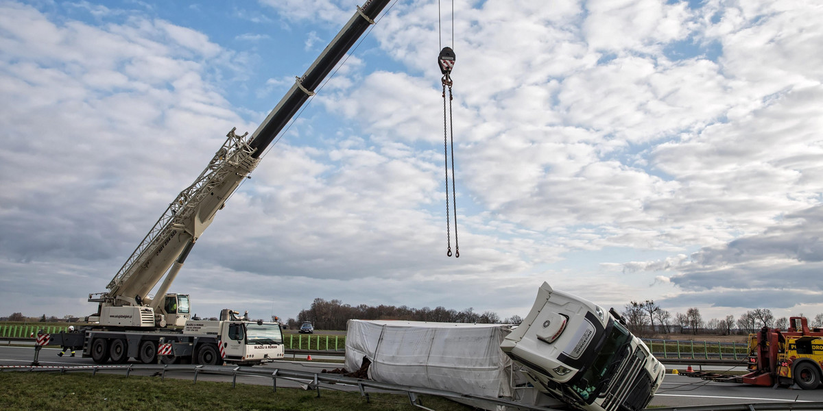 Wypadek na A2. Przewrócona ciężarówka zablokowała autostradę