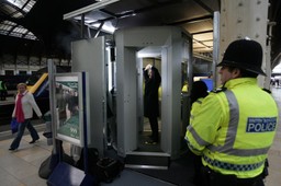 UE zakazuje "rozbierających" skanerów lotniskowych wykorzystujących promienie Roentgena