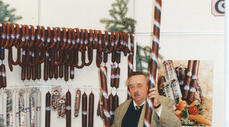 Dékány Ferenc az általa kitalált és a cégük által gyártott méteres és másfél méteres kolbásszal