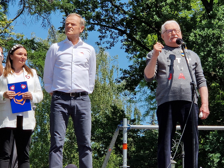 Przewodniczący PO Donald Tusk (drugi z lewej) i były prezydent Lech Wałęsa (z prawej) podczas Marszu 4 Czerwca w Warszawie (04.06.2023)