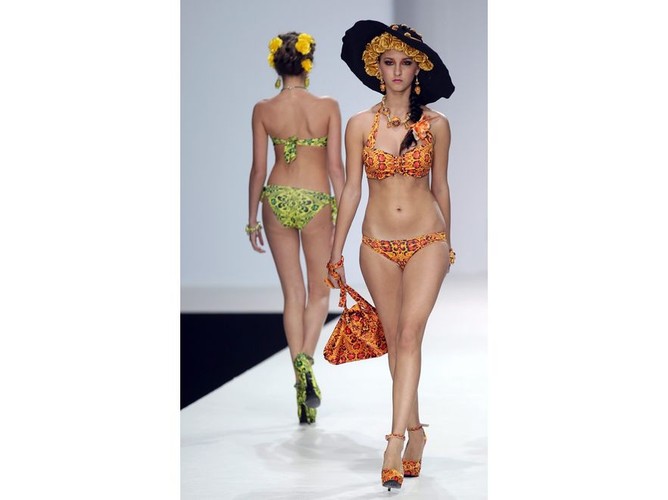 Kwiatowe wzory w modzie plażowej – kostiumy kąpielowe na sezon wiosna-lato 2012