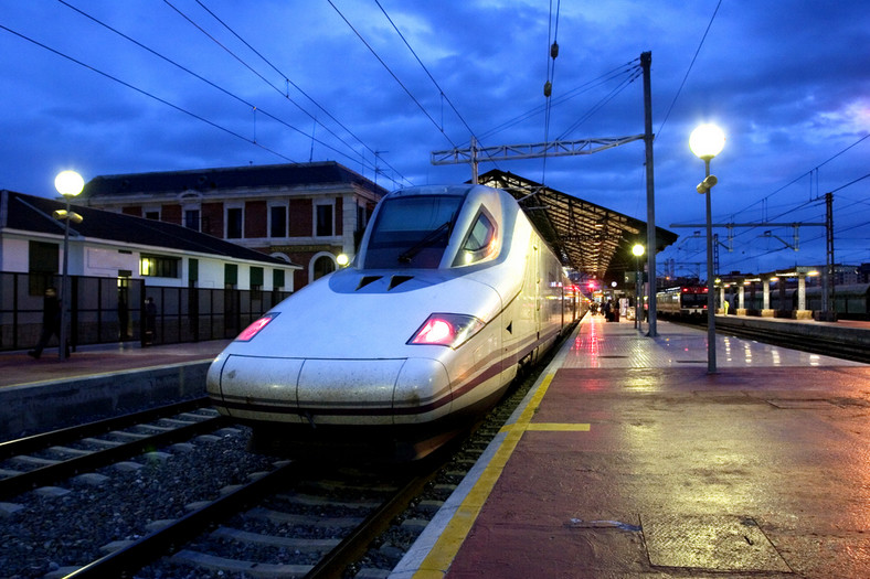 Pociąg szybkiej kolei Ave serii 102 hiszpańskiej sieci kolejowej RENFE. Fot. Shutterstock.
