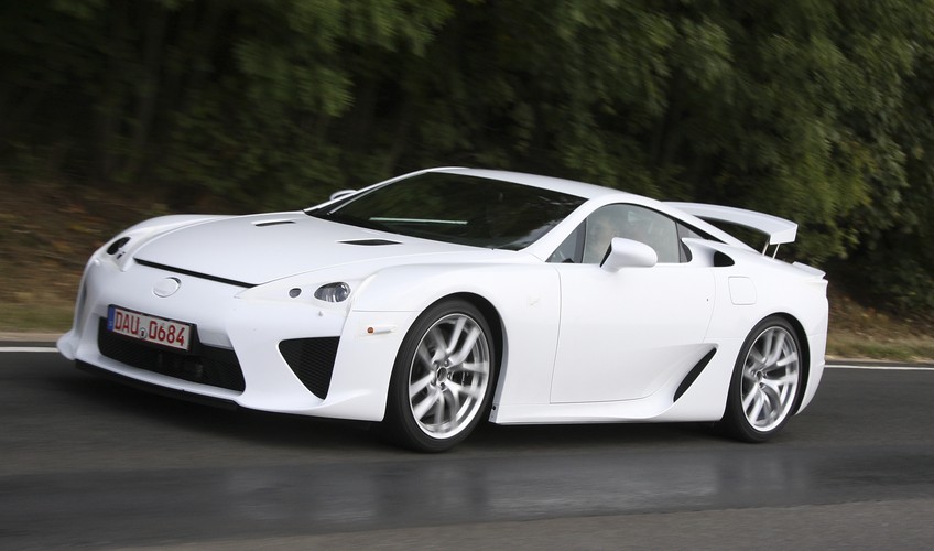 CEO Oracle <b>Larry Ellison</b> jest znany z wystawnego trybu życia. W jego kolekcji znajduje się wiele modeli samochodów, w tym w <b>Lexus LFA</b> o wartości około 375 tys. dol.