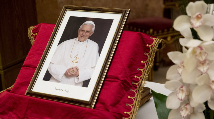 Csütörtökön helyezik örök nyugalomra XVI. Benedek emirátus pápát / Fotó: MTI/Krizsán Csaba