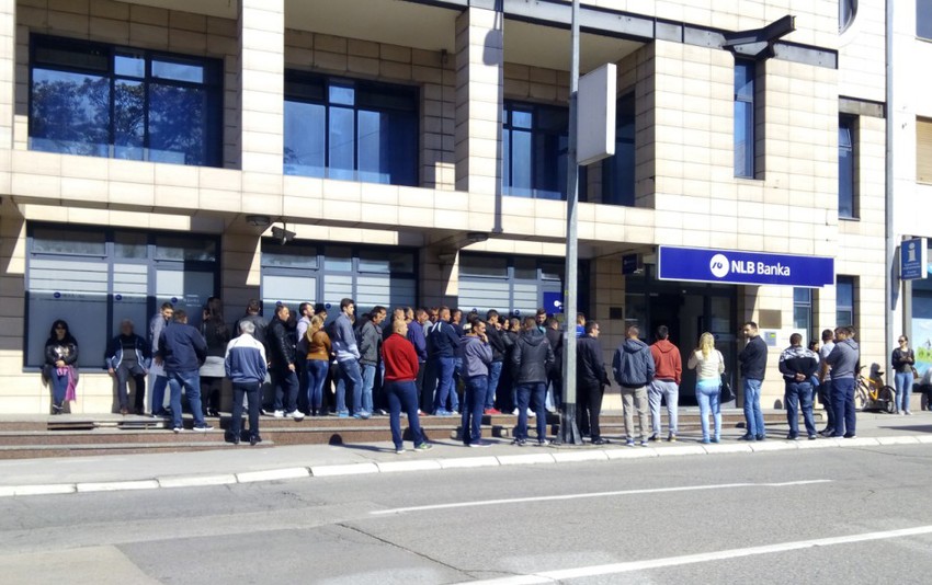 Gužva ispred slovenačkog konzulata u Banjaluci