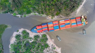 Problem z ruchem towarów przez Kanał Sueski. Przyczyna? Ataki Huti