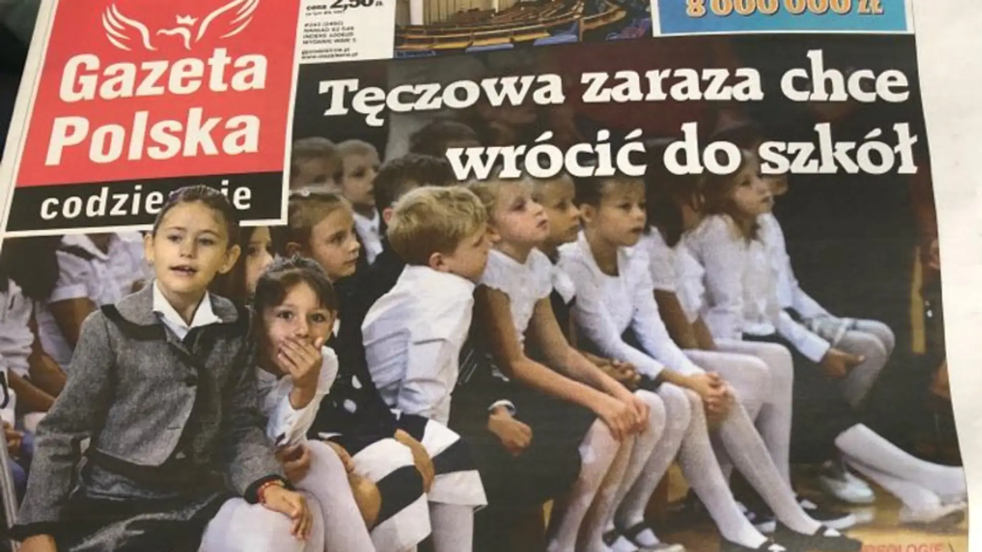 Mowa nienawiści w samolotach LOT. Pasażerowie otrzymali gazetę z okładką "Tęczowa zaraza"