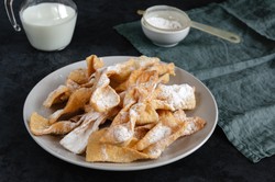 Jak zrobić faworki? Żeby były kruche, kluczowy jest jeden składnik