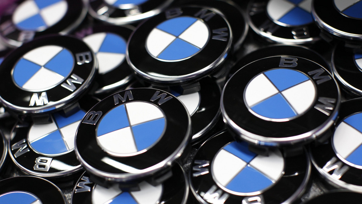 BMW zaczyna rekrutację niewielkiej liczby młodych bezrobotnych Hiszpanów do pracy w Niemczech, w ramach programu pilotażowego, który ma stanowić „dowód wdzięczności” dla krajów, w których koncern sprzedaje swoje samochody.