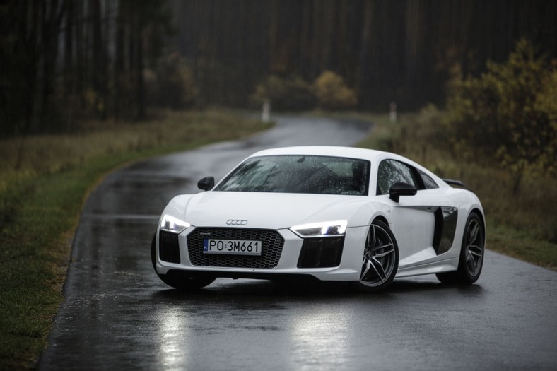 Ауди r8 v10 Plus черная