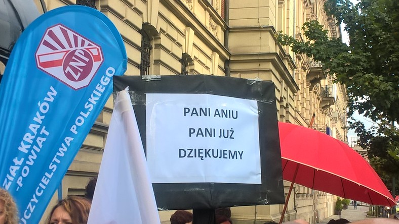 Pikieta nauczycieli pod urzędem wojewódzkim w Krakowie