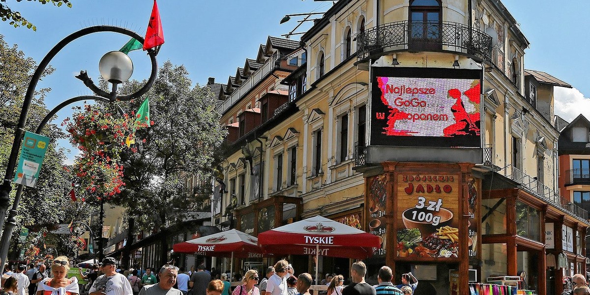 Katolicka organizacja nie chce reklamy klubu go-go w pobliżu Krupówek