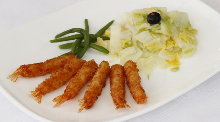 Rák tempura vajban párolt kínai kellel, 180 kcal / fő