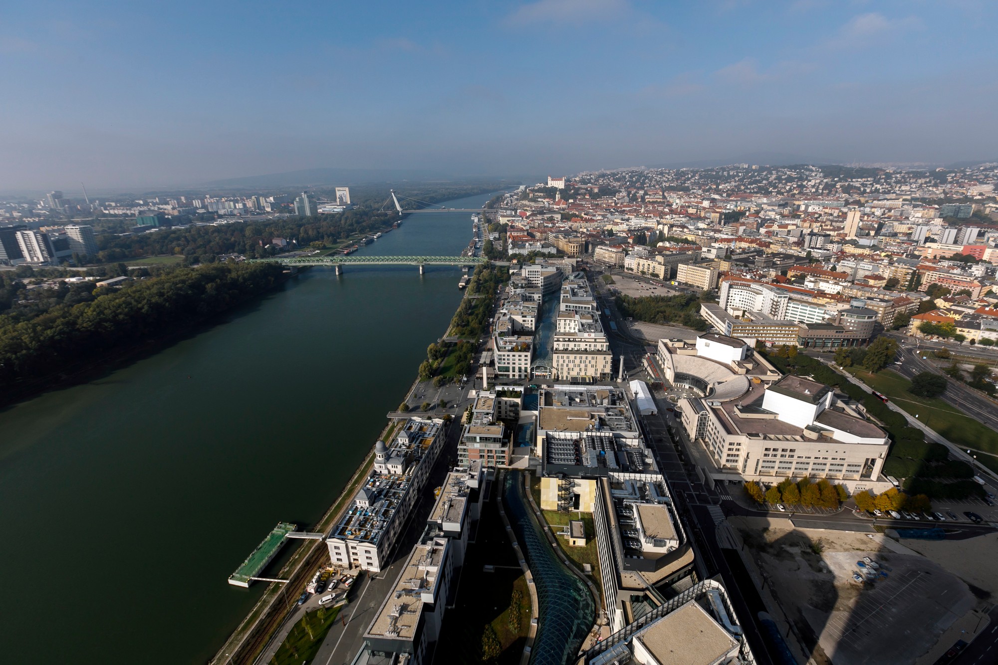 Výhľad z prvého slovenského mrakodrapu Eurovea Tower.