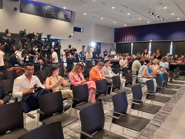 Świta Roberta Lewandowskiego przed powitalną konferencją Pini Zahavi w pomarańcziwej marynarce