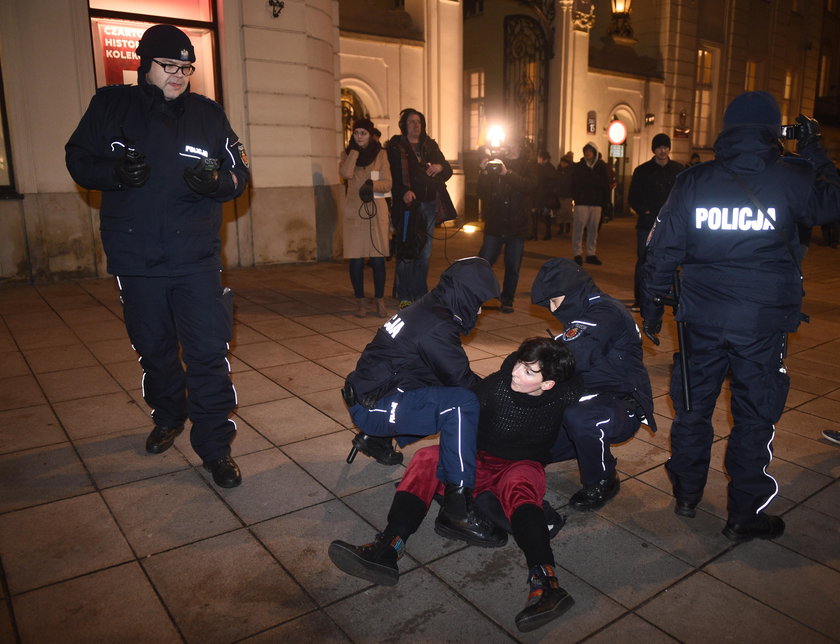 Lider Obywateli RP odcina się od pisarki rzucającej jajkami