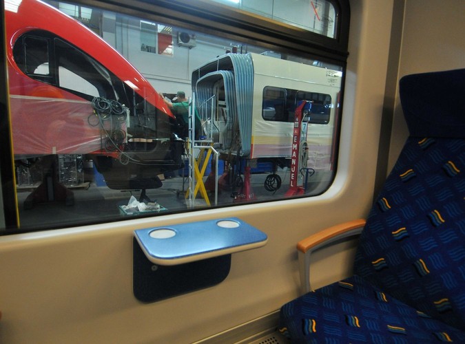 Eleganckie wnętrze pociągu Pesy