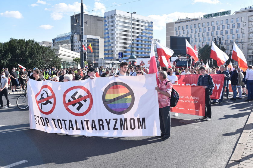 Tęczowe flagi i białe róże na Marszu Powstania Warszawskiego. Interweniowała policja