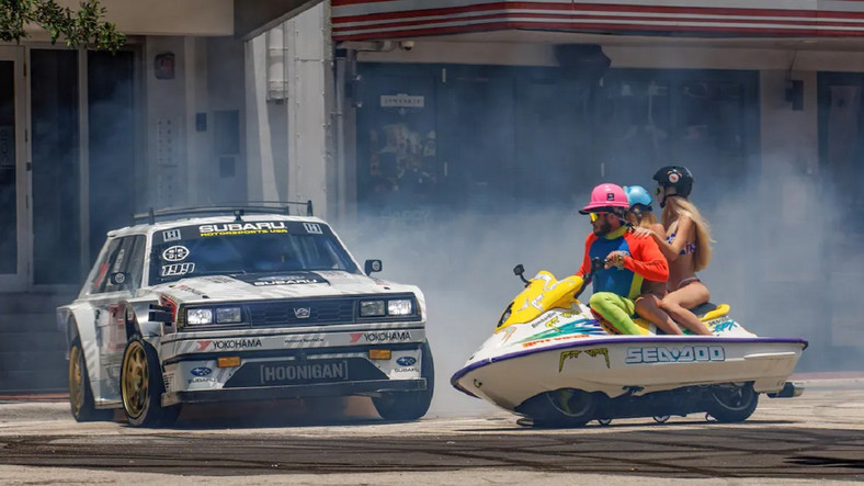 Gymkhana 2022 z Travisem Pastraną i starym Subaru