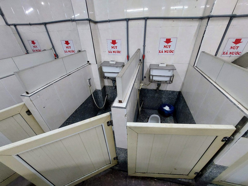Toaleta na jednym z dworców autobusowych w Wietnamie