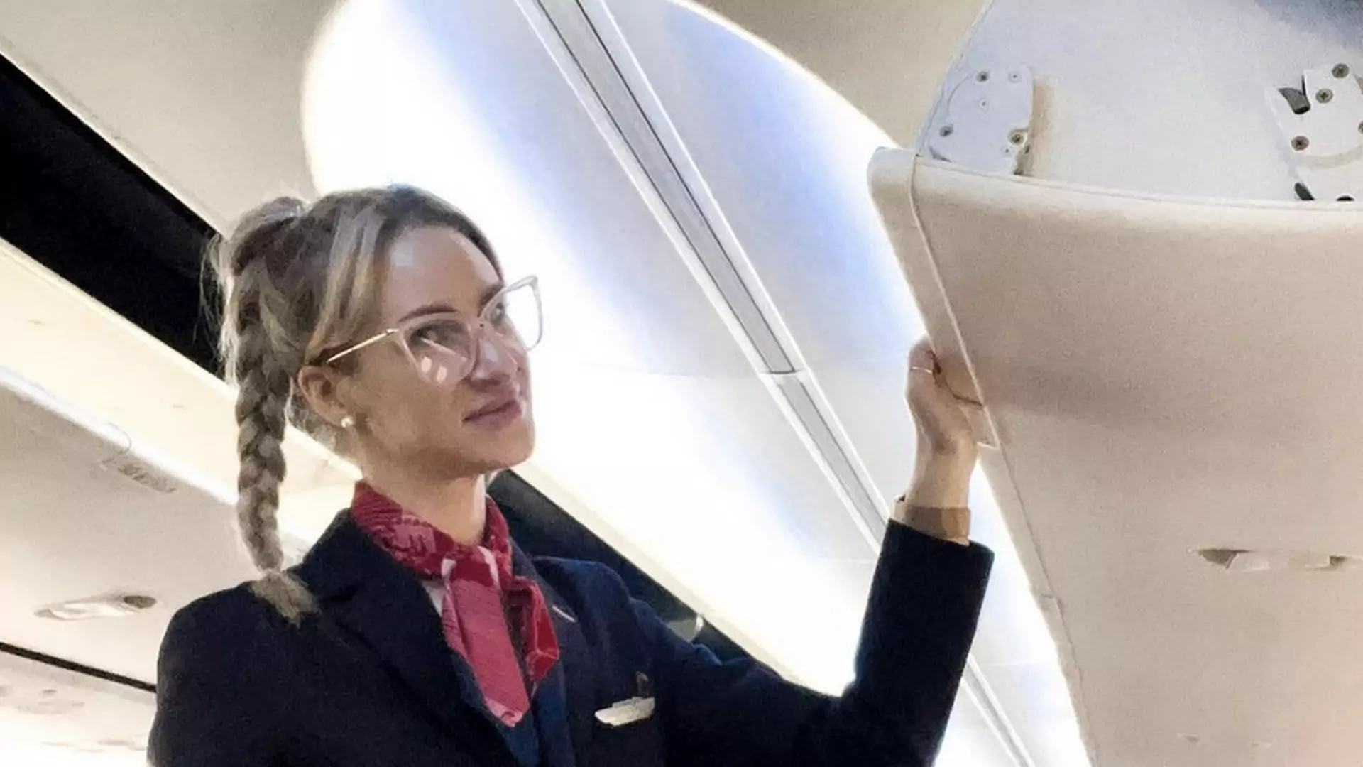 Dlaczego stewardesy siadają na dłoniach przy stracie i lądowaniu? Chodzi o bezpieczeństwo
