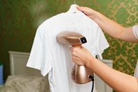 Parownice do ubrań do 500 zł. Czy para wodna może zastąpić tradycyjne żelazko?