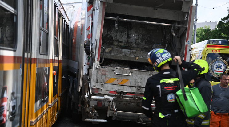 Villamos és kukásautó ütközött a XI. kerületben/ Fotó: MTI/Mihádák Zoltán