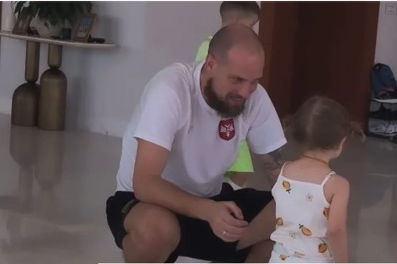 "TATA SE VRATIO IZ KARANTINA" Ana Rajković snimila susret supruga i ćerkice, klip topi i najtvrđa srca (FOTO)