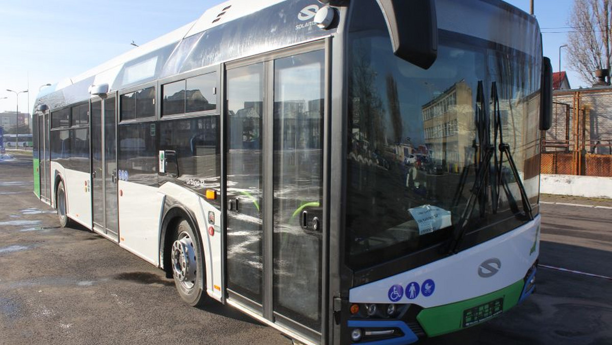 Za kilka tygodni na ulice Szczecina ma wyjechać 10 najnowszych autobusów zakupionych przez Miasto. Pierwsze cztery właśnie dotarły do Zajezdni Dąbie. Za kilka dni ma pojawić się kolejne sześć.