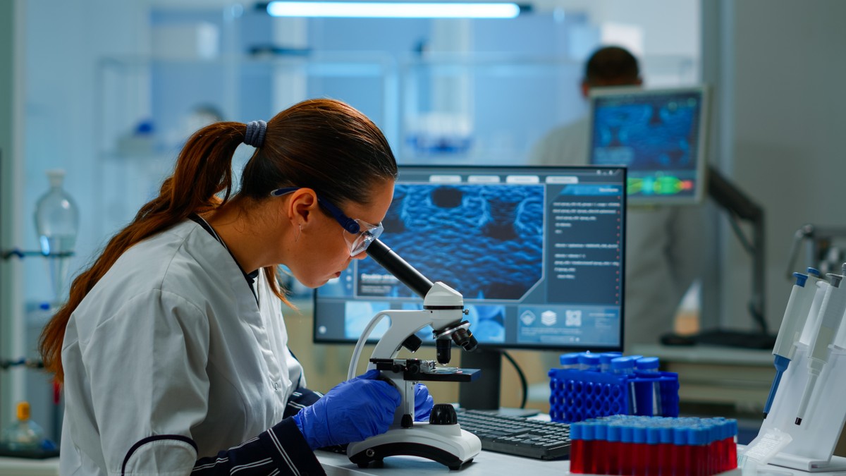 Jesienny boom rekrutacyjny w branży life sciences. Firmy walczą o specjalistów, pensje sięgają prawie 30 tys. zł
