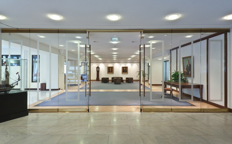 2. Berenberg Bank. Rok powstania: 1590. Kraj: Niemcy. Ciekawostka: od powstania do dziś bank zarządzany jest przez osoby z dynastii Hanzeatów. Rodzina Berenbergów pochodziła z Holandii, jednak przeniosła się do Niemiec kiedy ich ojczyzna postawiła przed protestantami wybór: albo przejdą na katolicyzm, albo muszą opuścić kraj. W XIX wieku bank sfinansował industrializację Hamburga. Autor: Alois Kiefer (Berenberg Bank) [GFDL (http://www.gnu.org/copyleft/fdl.html), CC-BY-SA-3.0-2.5-2.0-1.0 (http://creativecommons.org/licenses/by-sa/3.0) lub Public domain], undefined