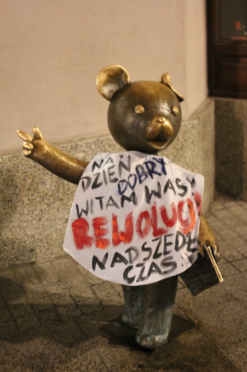 Rzeźby na Piotrkowskiej z postulatami wsparcia dla studentów