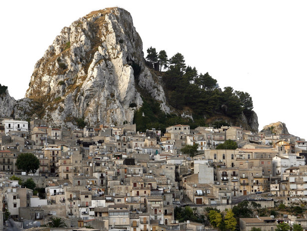 Miasteczko na Sycylii wystawia na sprzedaż 20 domów w cenie po 2 euro