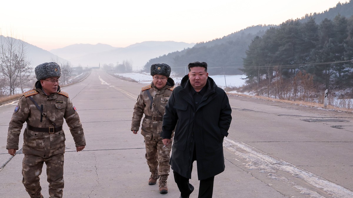 Kim Džong Un u inspekciji probnih letova hipersoničnih projektila u Pjongjangu 4. januara