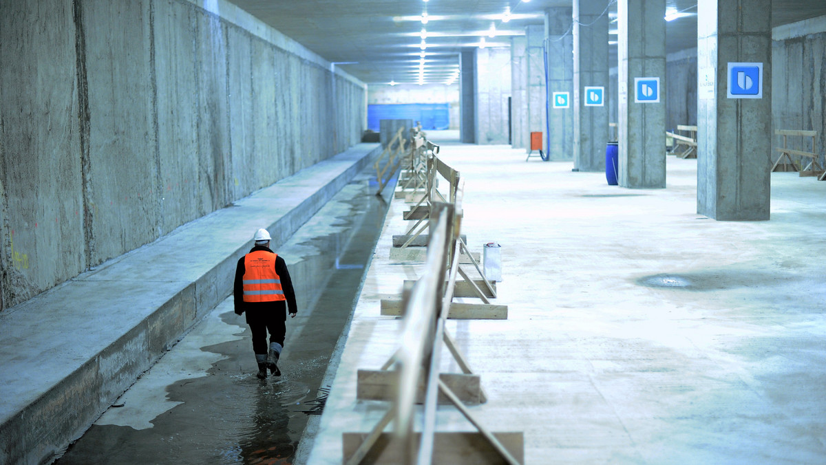 Robotnicy przebili ścianę tunelu, który wejdzie w skład łącznika kolejowego na trasie centrum - lotnisko Chopina. Dzięki niemu podróż ze Śródmieścia na lotnisko zajmie tylko 20 minut - informuje tvnwarszawa.pl.