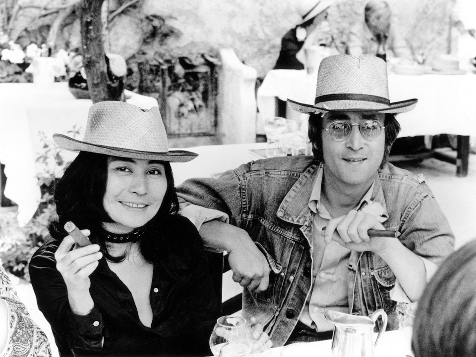 Yoko Ono i John Lennon w 1971 roku podczas festiwalu w Cannes (fot. Bulls Press)