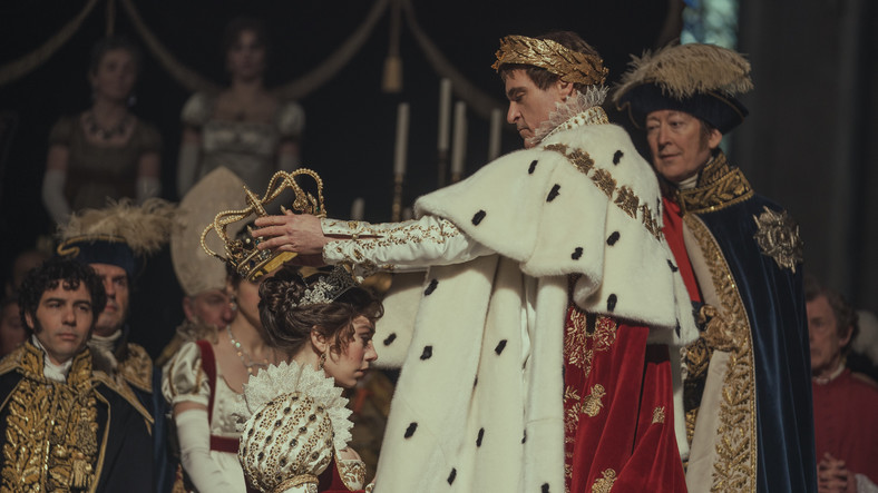 Joaquin Phoenix i Vanessa Kirby w filmie "Napoleon"