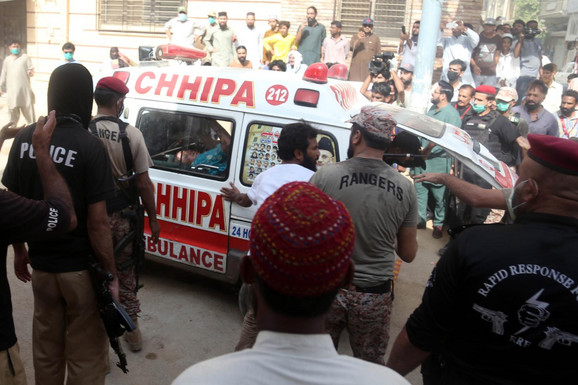 OSMORO UBIJENO, 15 RANJENO Pokolj u autobusu na severu Pakistana: Potraga za grupom napadača