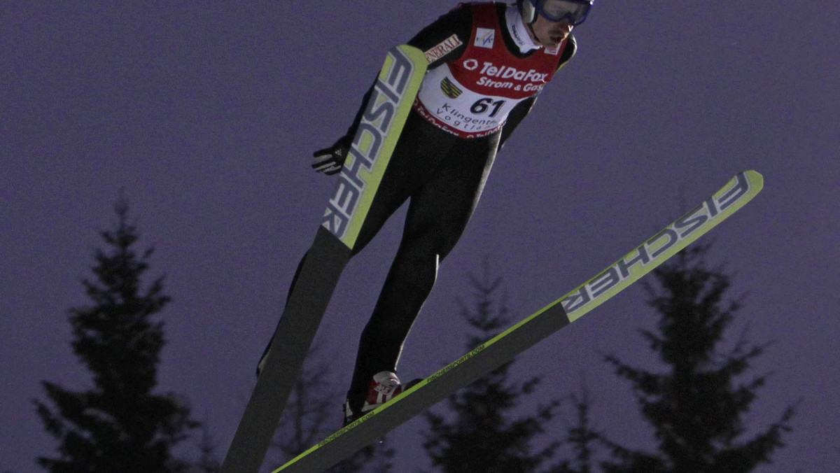 Kwalifikacje do sobotniego konkursu lotów narciarskich na skoczni mamuciej w Oberstdorfie wygrał Janne Happonen z Finlandii (210,5 m, 208,4 pkt.). Najdłuższy skok oddał jednak Adam Małysz, który podobnie jak Simon Ammann lądował na 212,5 m.