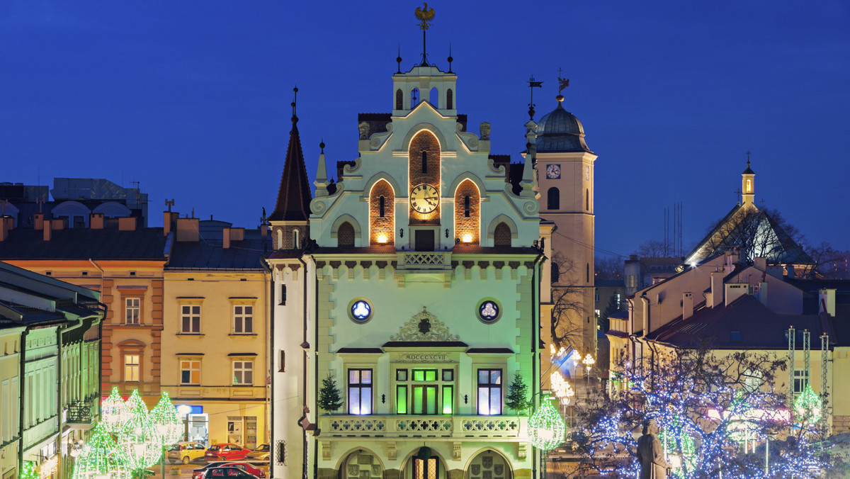 Już 12 członków liczy największy klub w rzeszowskiej Radzie Miasta. O przystąpieniu do popierającego prezydenta Rzeszowa klubu poinformował wczoraj Kamil Skwirut. – Jest to jedyny w Radzie Miasta klub, który nie ma szyldu partyjnego – argumentuje swój wybór nowy radny klubu Rozwój Rzeszowa.