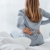 Ako su bolovi u leđima dovoljno jaki da se zbog njih stalno izostajete sa posla, iz škole ili društvenih aktivnosti, ili ako lekovi ne pomažu, treba otići kod lekara