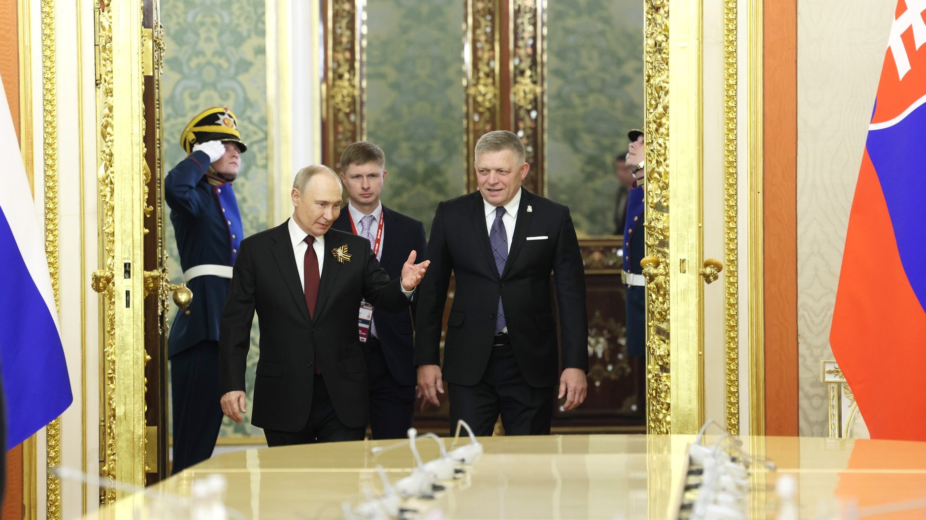 Robert Fico s Vladimirom Putinom v Moskve 9. mája 2025.