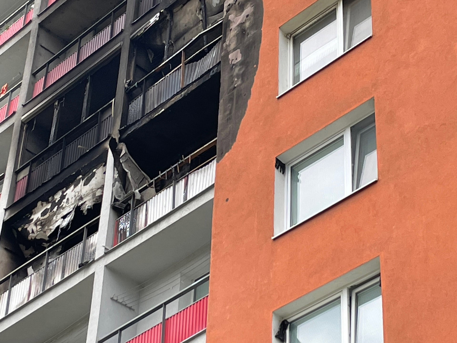 Bytový dom na Okružnej ulici v Handlovej 16. júna zasiahol požiar.