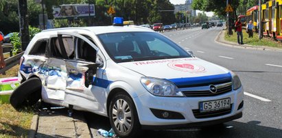 Ambulans zderzył się z tramwajem. Ranna pacjentka