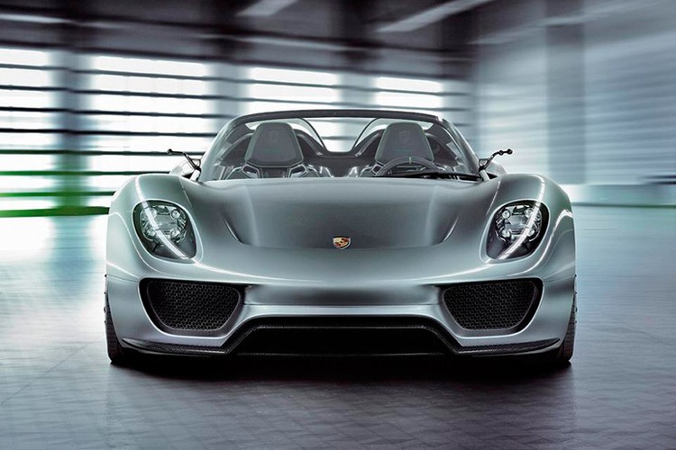 Porsche 918 Spyder z 4-litrowym silnikiem V8. Silnik jest wspomagany dwoma jednostkami elektrycznymi - jedna ma napędzać przednią, a druga tylną oś.