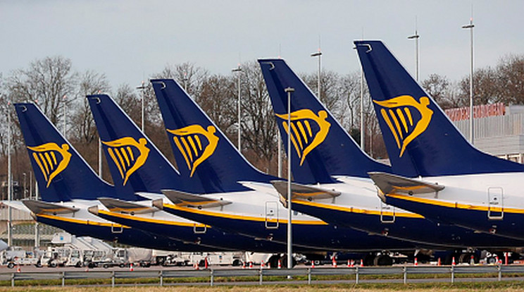 A család nem jutott fel a Ryanair járatára/Fotó: MTI/EPA/Julien Warnand