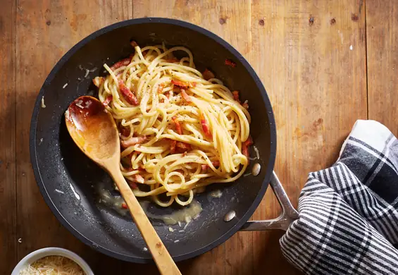 Makaron z sosem carbonara bez śmietany: klasyczna wersja włoska