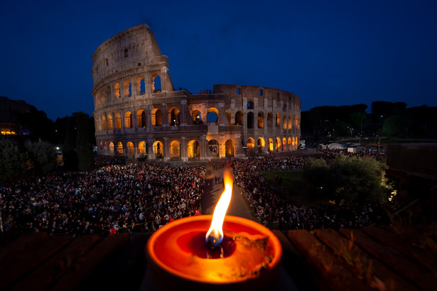 Via Crucis 2024 – w uroczystościach Drogi Krzyżowej w rzymskim Koloseum biorą udział pielgrzymi z całego świata