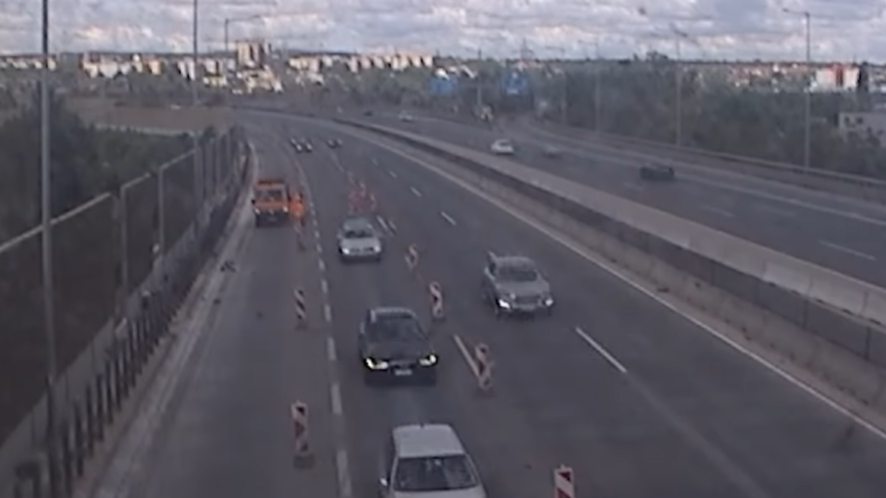 „Csak úgy repkedtek a táblák és a talpak” – Döbbenetes, mit művelnek a figyelmetlen autósok az M0-son – videó